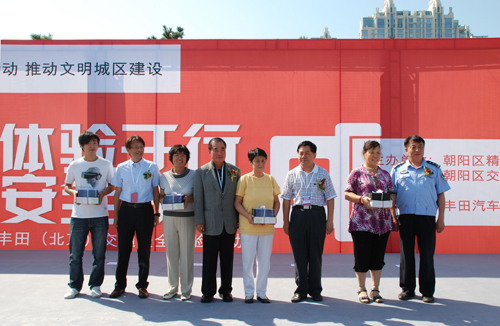 向北京市民赠送交通安全宣传资料